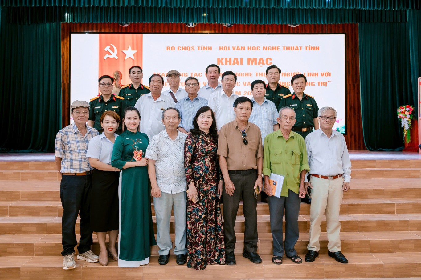 C&aacute;c văn nghệ sĩ chụp h&igrave;nh lưu niệm tại buổi khai mạc - Ảnh: NQ